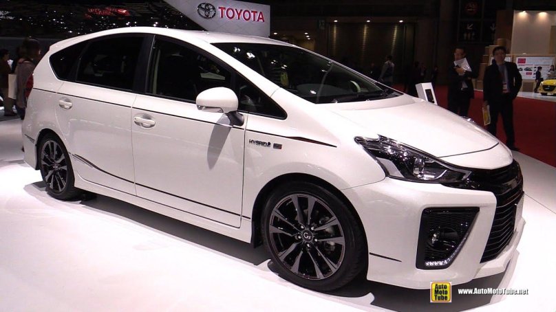 Toyota Prius Alpha 2015