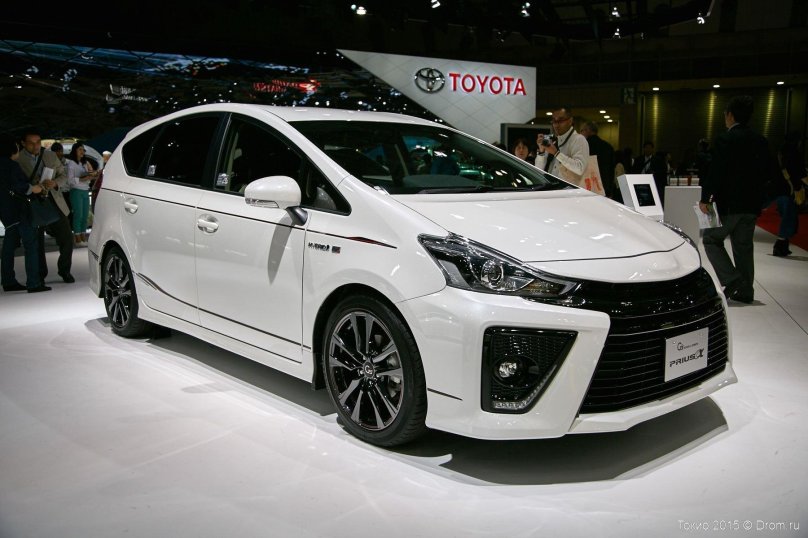 Toyota Prius Alpha 2017