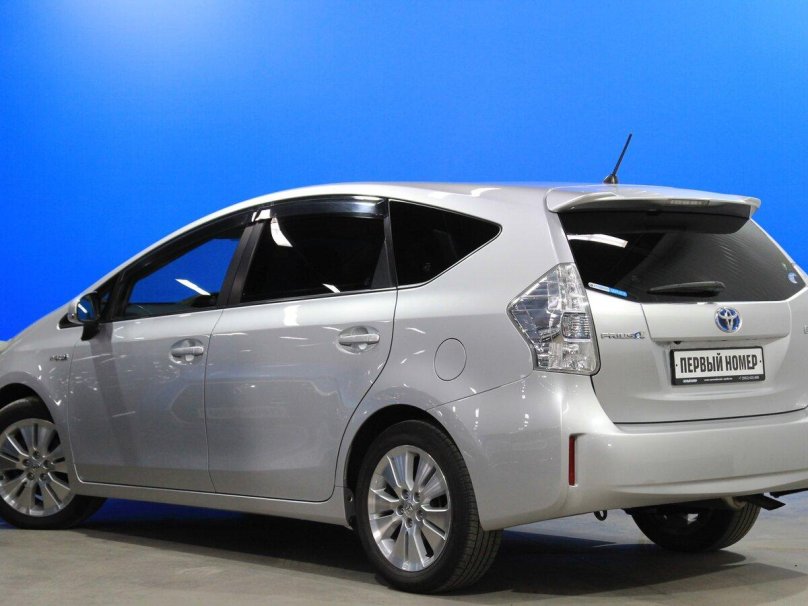Toyota Prius Alpha 2013