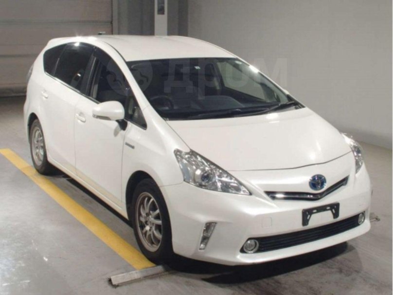 Toyota Prius Alpha 2017