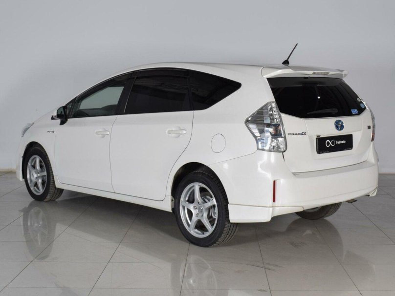 Toyota Prius Alpha 2011