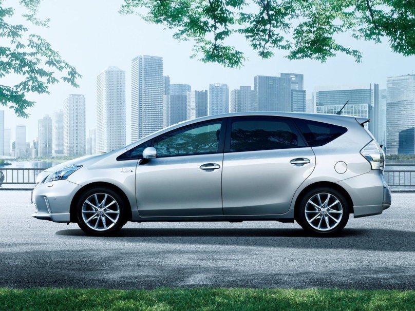 Toyota Prius Alpha 2014