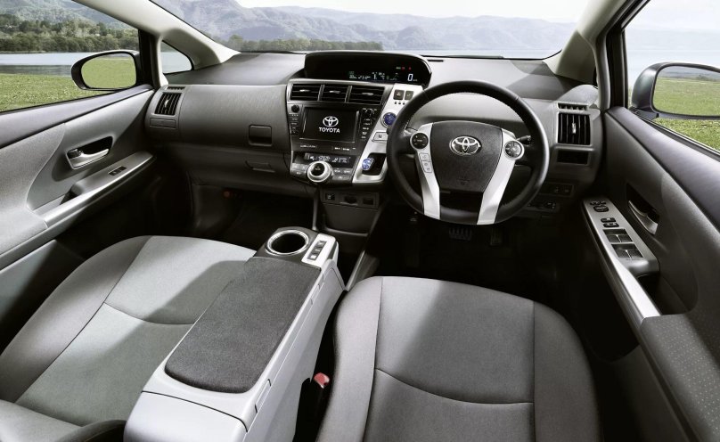 Toyota Prius Alpha 2017 салон