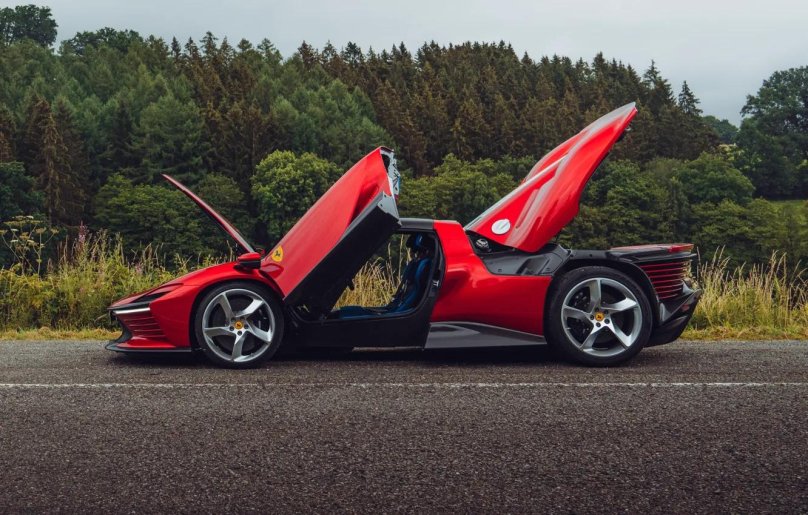 Феррари с открытыми дверями