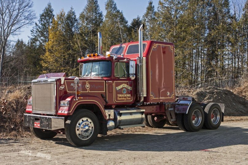 Грузовики Mack Superliner