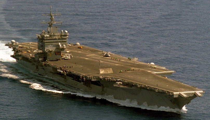 Из суперконтейнера выпал авианосец Энтерпрайз