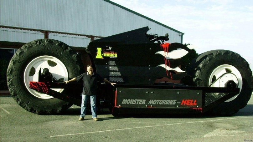 Огромный мотоцикл