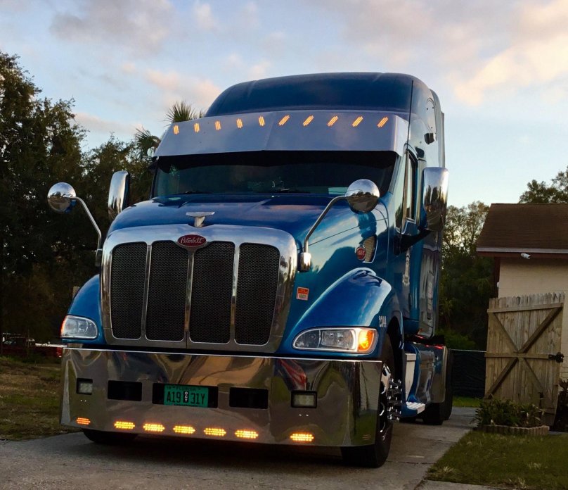 Тягач Петербилт 387