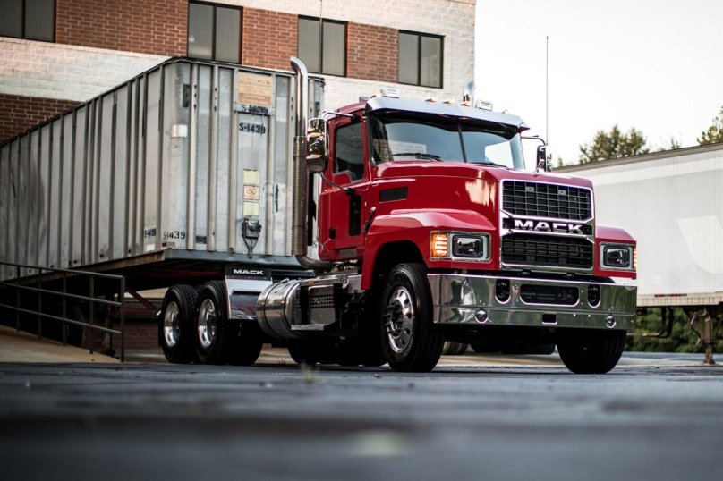 Капотный седельный тягач Mack
