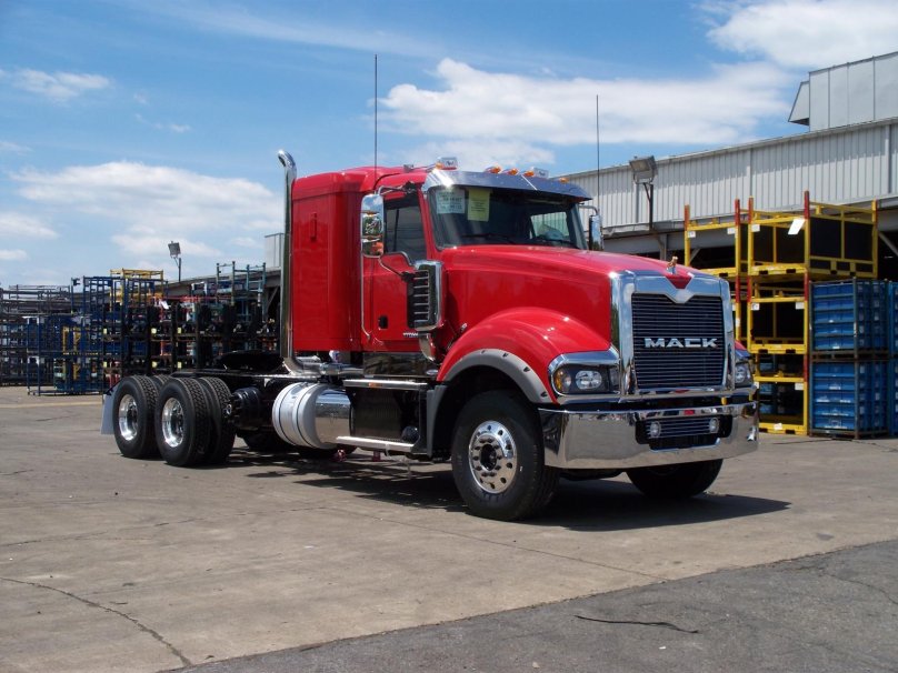 Грузовик Mack Titan