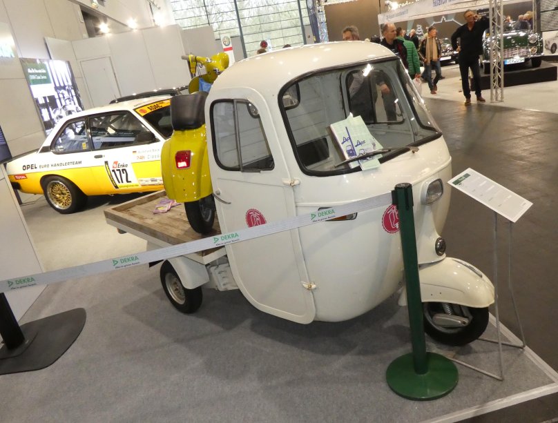 Узкий маленький автомобильчик