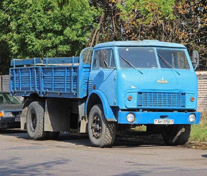 Бортовой грузовик МАЗ-5335