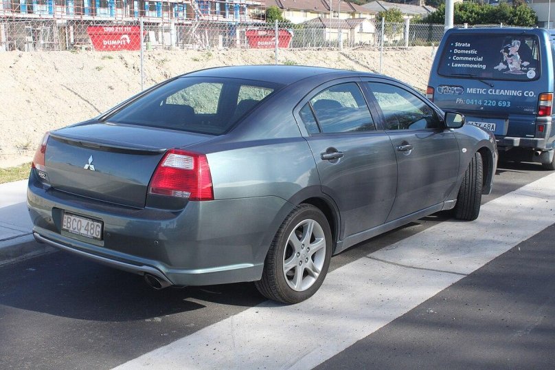 Митсубиси длинный седан