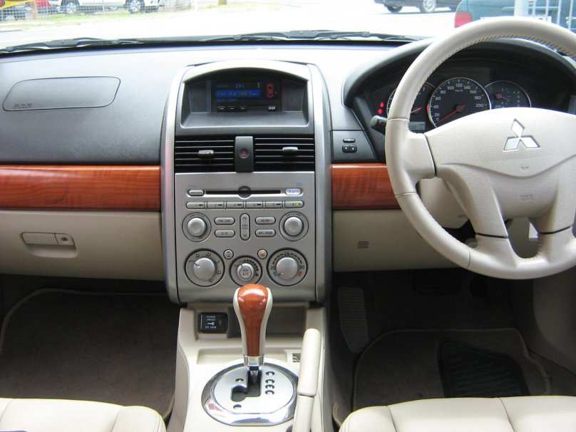 Mitsubishi 380 gt салон