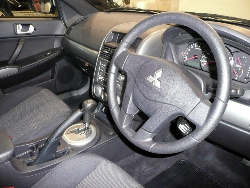 Мицубиси 380 салон