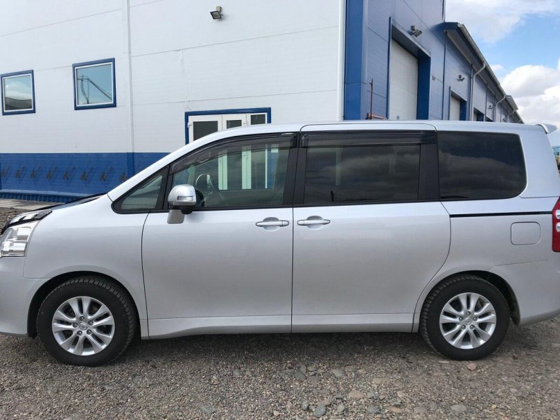 Тойота Ноах 2010