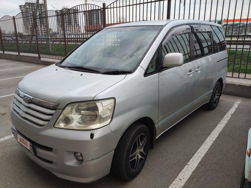 Toyota Noah 2003