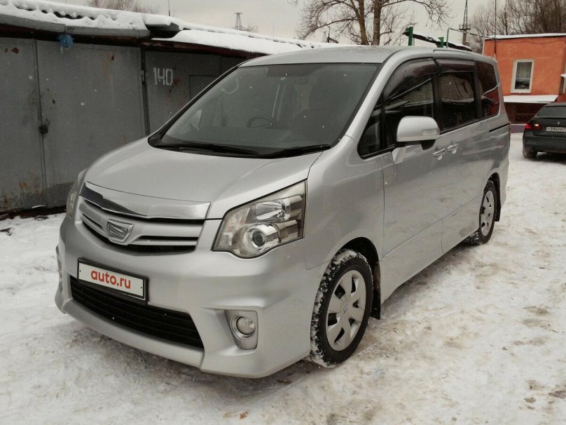 Toyota Noah 2010