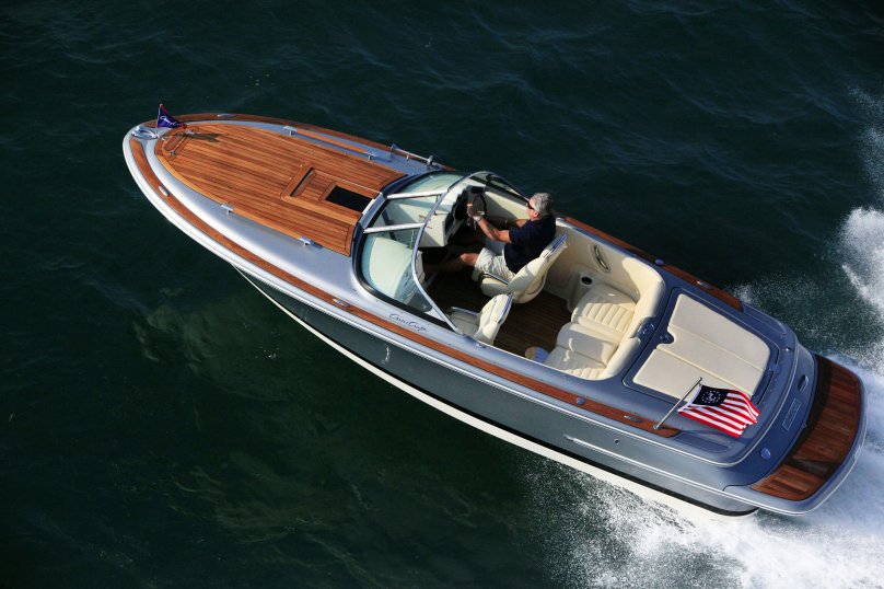 Кадди кабин катер