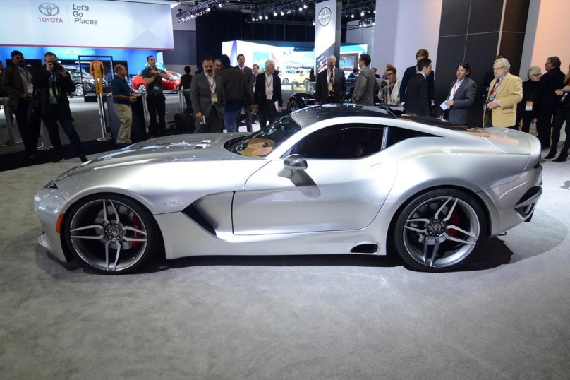 Спорткар с длинным капотом