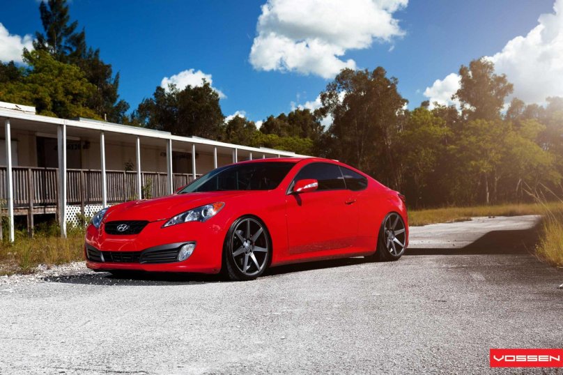 Hyundai Genesis красный