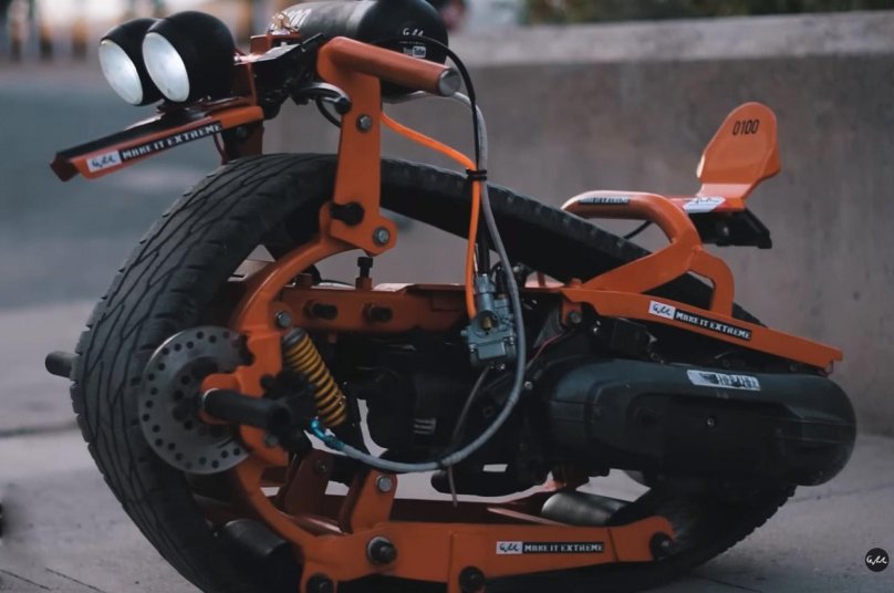 Мотоцикл с гусеничным моно-колесом