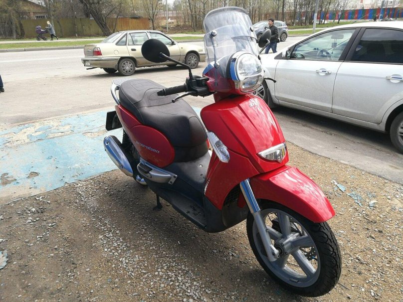 Макси скутер Скарабео