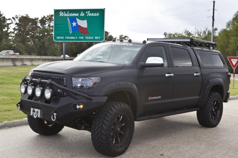 Машина Toyota Tundra