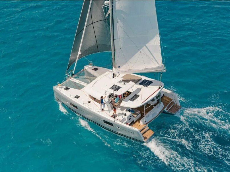 Lagoon 42 катамаран