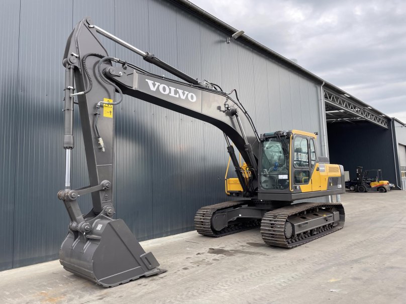 Экскаватор Volvo ec210