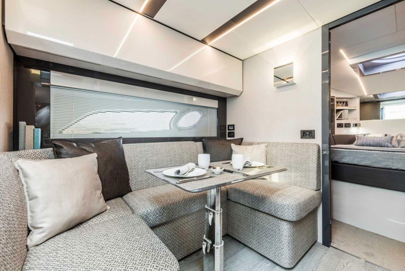 Pershing 9x салон