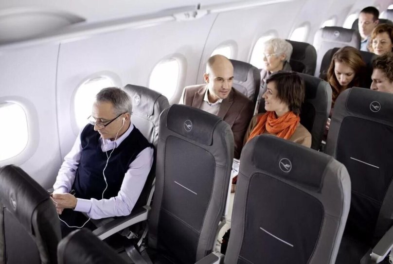 Салон самолета с пассажирами