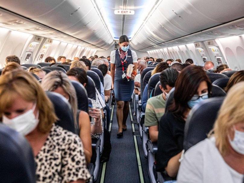 Салон самолета с пассажирами