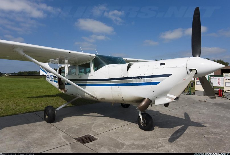Cessna 206 кабина