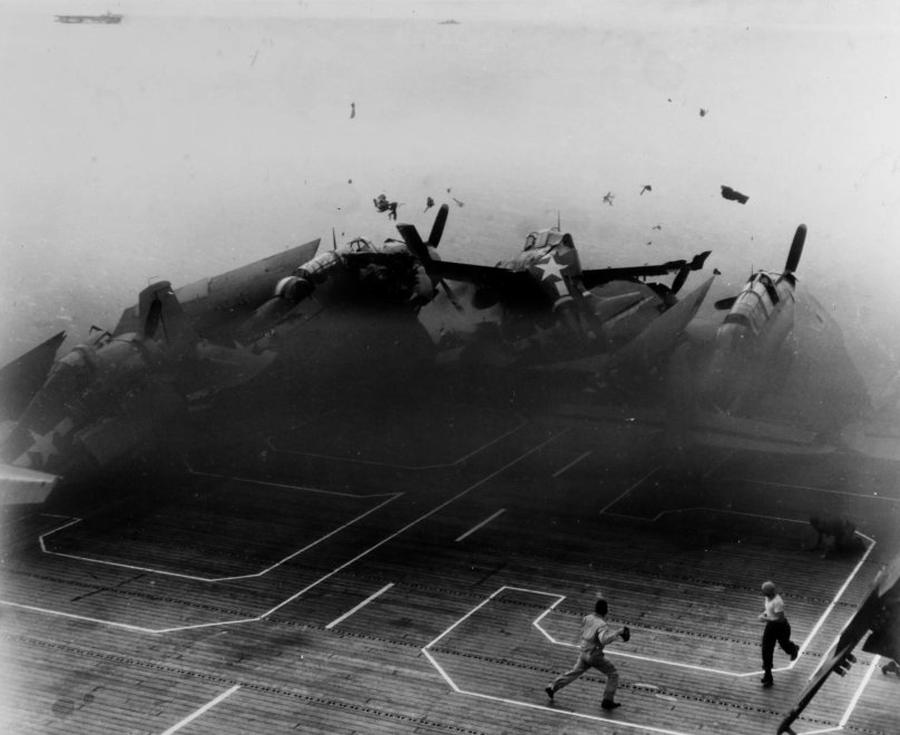 Самолет f4f Wildcat на палубе