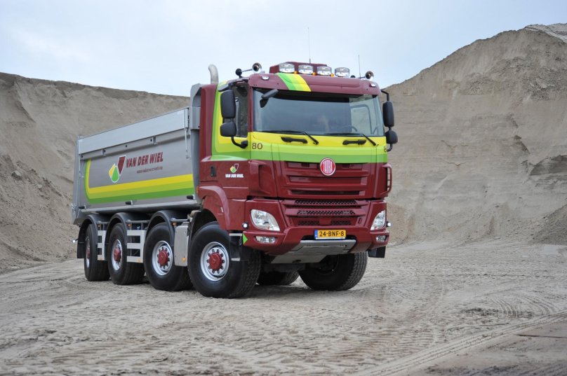 Tatra Phoenix 8x8 самосвал