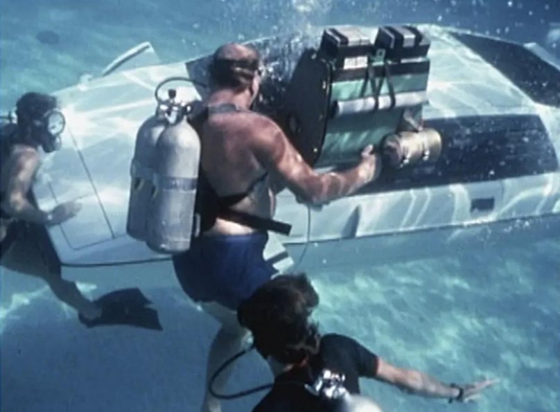 Джеймс Бонд в бассейне