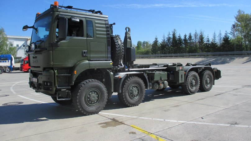 Военный тягач man 8х8