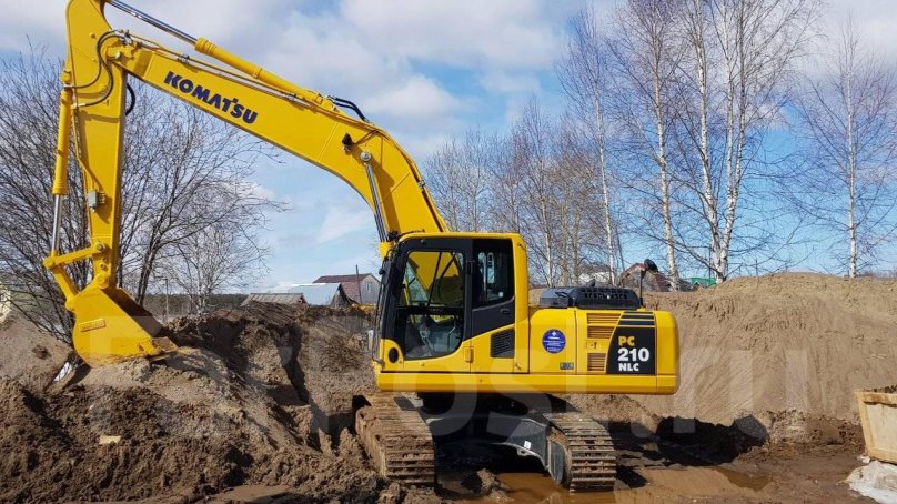 (Экскаватор Komatsu pc210nlc).