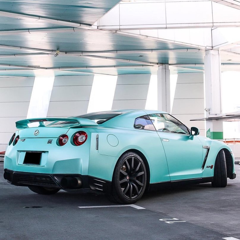 Астон Мартин one 77