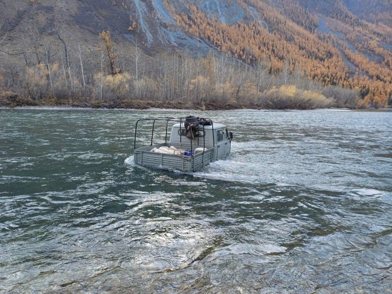 УАЗ под водой