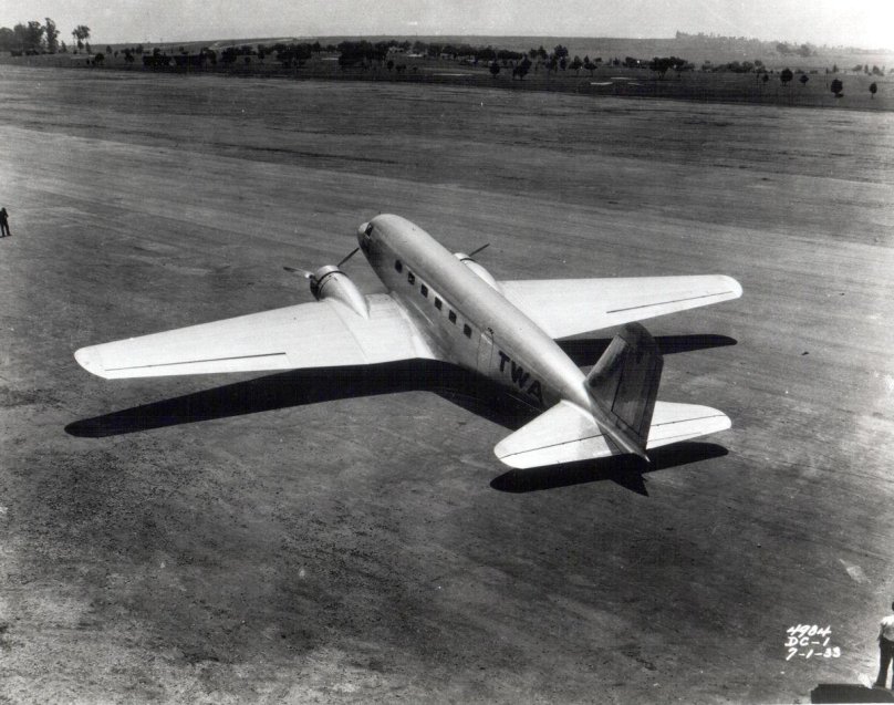 Двухмоторный самолет марки «Дуглас»