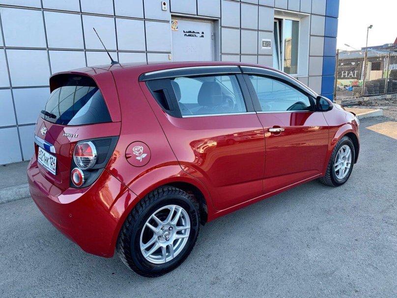 Шевроле Авео хэтчбек красная