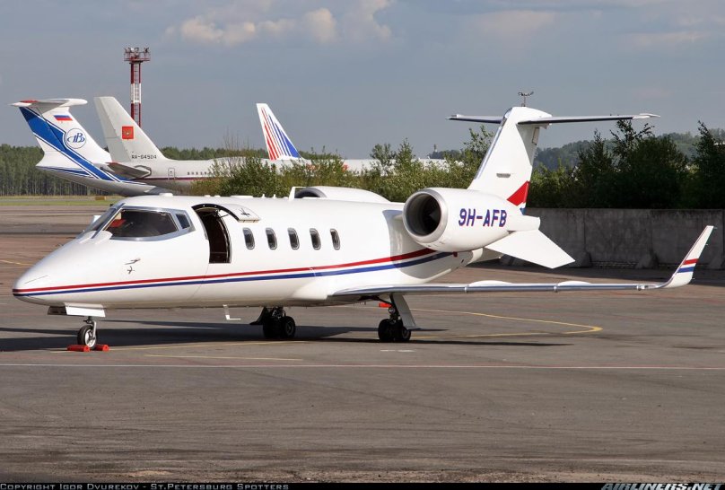 Самолет Learjet