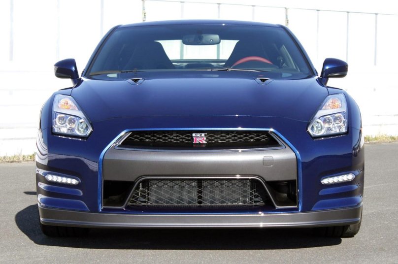 Nissan GTR спереди