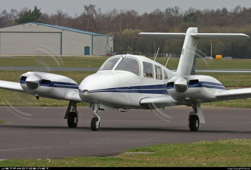 Двухмоторный самолёт Piper pa-44 Seminole
