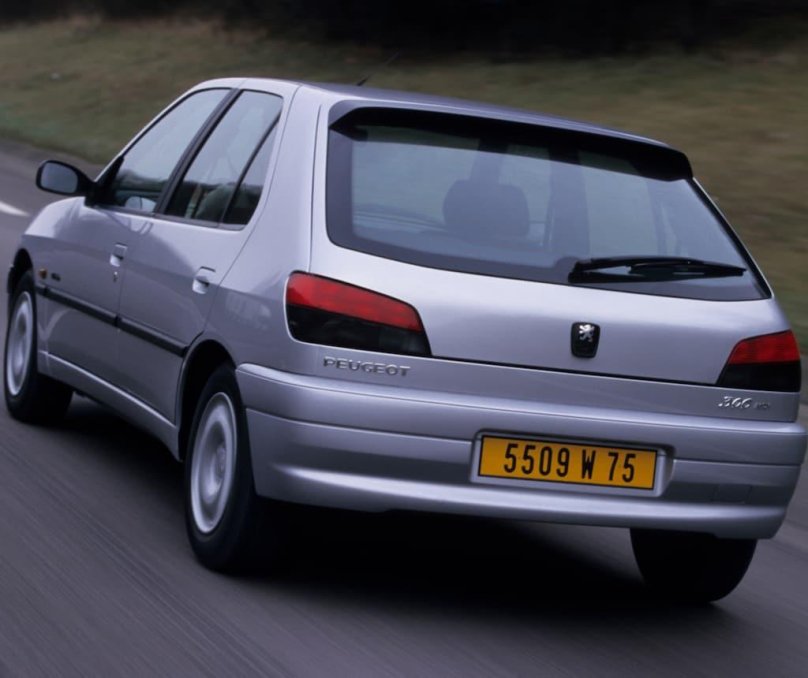 Машина Пежо 306