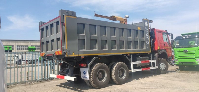 Самосвал HOWO hw76