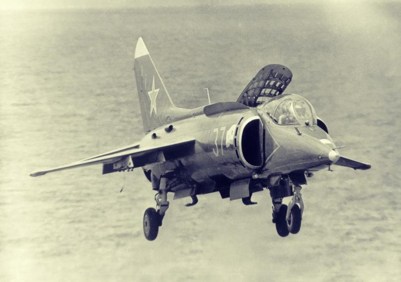 Штурмовик палубный як-38м