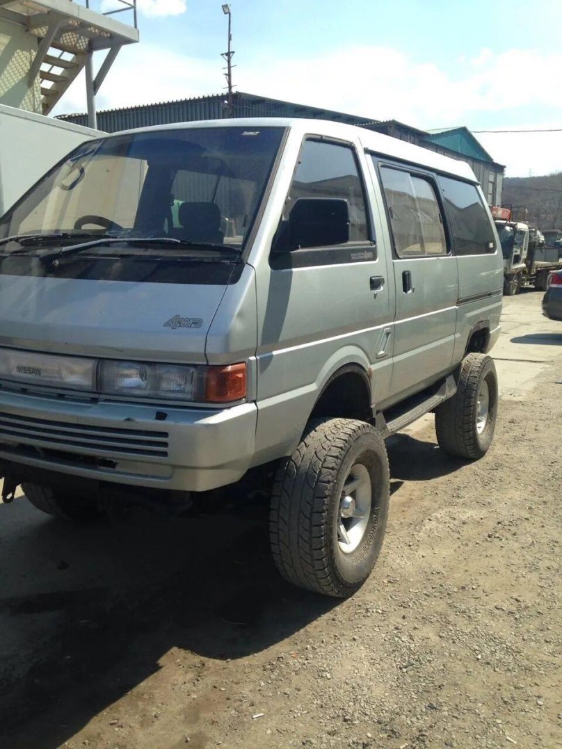 Ниссан Ларго 1990